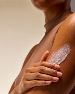 Pure Wonder Exfoliating Glow Body Scrub image number null