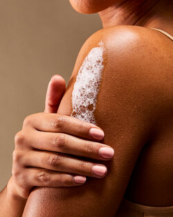 Restore With Magnesium Body Wash image number null